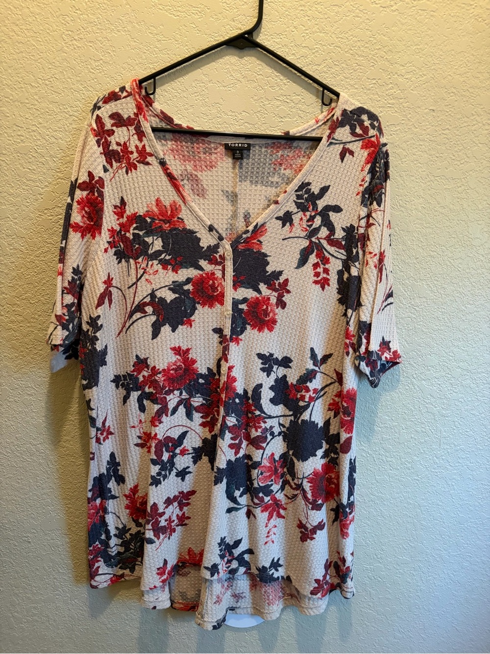 torrid White Floral V-Neck Tunic with Red & Navy Blooms